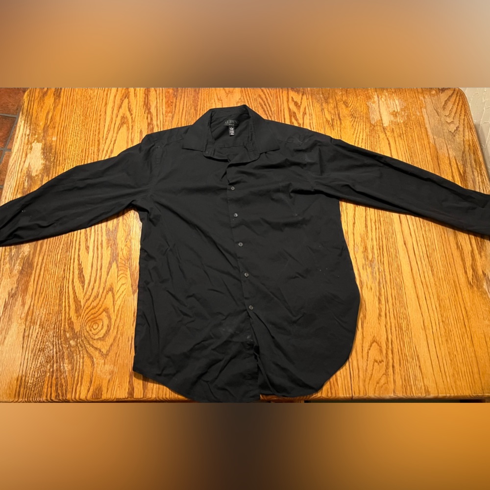 Men’s black dress shirt, size L. Slim fit. Measurements of: 16-16 1/2 & 34-35